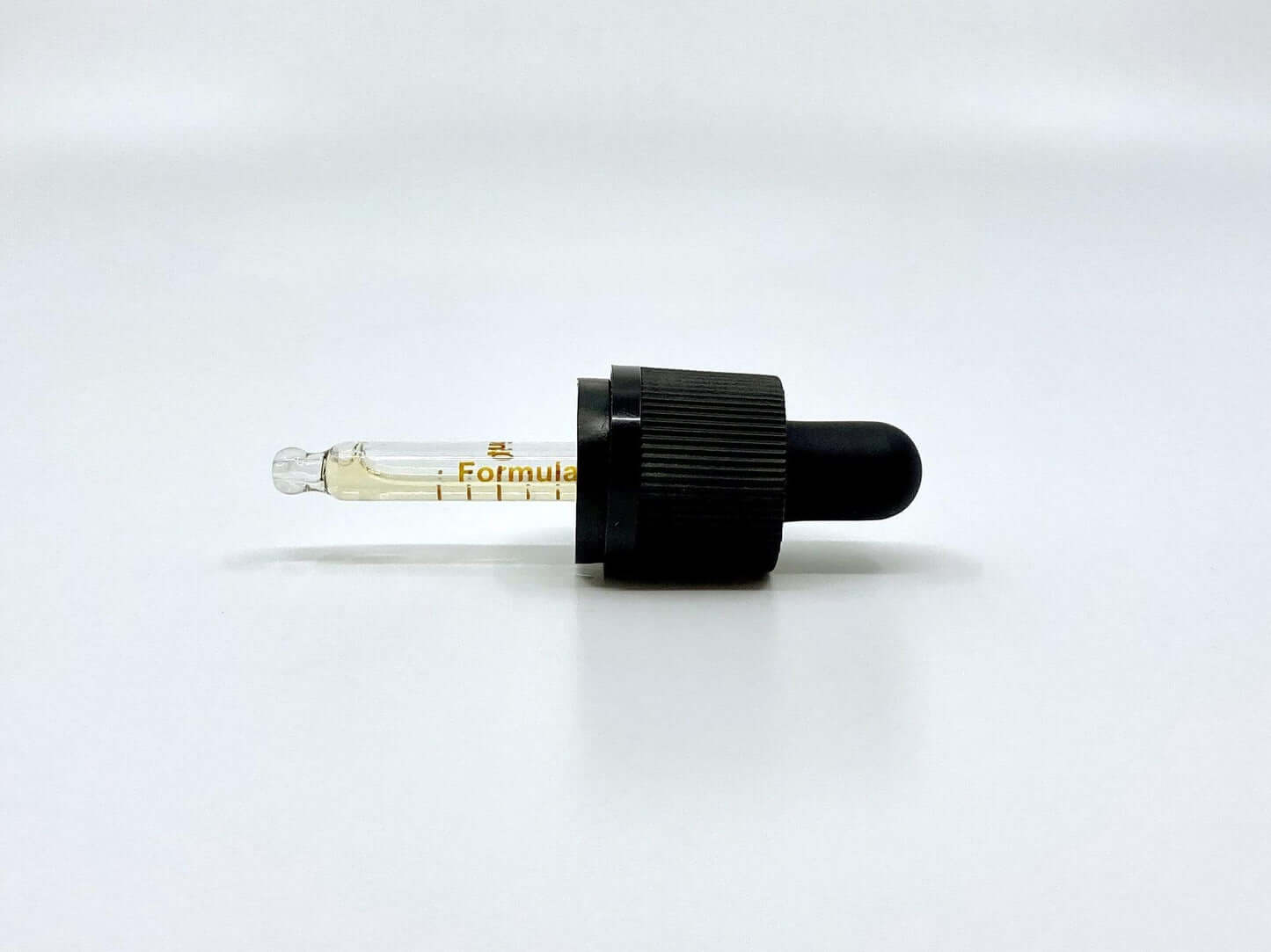Pipette à huile CBD en fond blanc