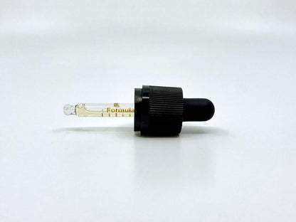 Pipette à huile CBD en fond blanc